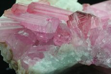 Pinkfarbige Turmaline in Matrix