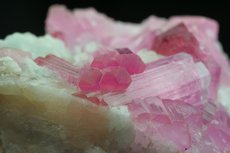 Pinkfarbige Turmaline in Matrix