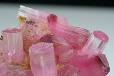 Pinkfarbige Turmalin Kristalle Matrix