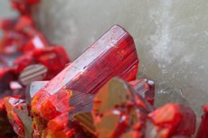 Transparente Realgar Kristalle auf Quarz