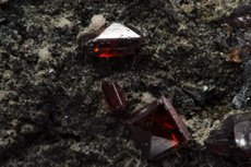 Top Seltene rote Anatas Kristalle auf Hämatit & Rutil