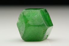 Top Tiefgrüner scharfkantiger Demantoid  Kristall Iran