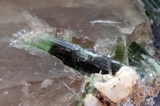 Blaugrüner Indigolith Kristalle auf Quarz