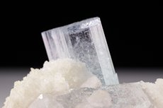 Farbloser-Blauer Turmalin Kristall in Matrix