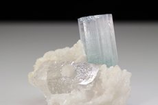 Farbloser-Blauer Turmalin Kristall in Matrix