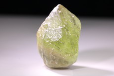 Peridot (Olivin) Kristall mit Ludwigit Einschlüsse