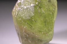 Peridot (Olivin) Kristall mit Ludwigit Einschlüsse