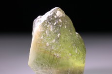 Peridot (Olivin) Kristall mit Ludwigit Einschlüsse