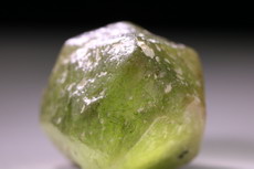 Peridot (Olivin) Kristall mit Ludwigit Einschlüsse