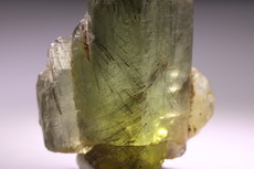 Peridot (Olivin) Kristall mit Ludwigit Einschlüsse