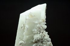 Verzwillingter Mikroklin Kristall m. Schörl
