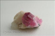 ルベライト (Rubellite) on 長石（グループ） (Feldspar)