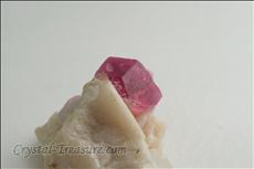 ルベライト (Rubellite) on 長石（グループ） (Feldspar)