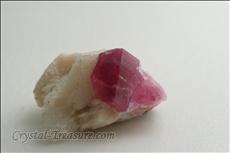 ルベライト (Rubellite) on 長石（グループ） (Feldspar)