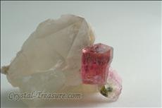 ルベライト (Rubellite) on  石英 (Quartz) with 雲母 (Mica)