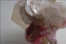 ルベライト (Rubellite) on  石英 (Quartz) with 雲母 (Mica)