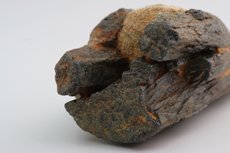 フェルグソナイト, フェルグソン石 (Fergusonite-(Y))