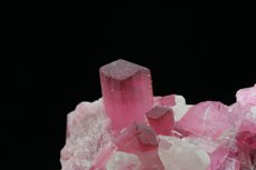 Pinkfarbige Turmalin Kristalle in Matrix