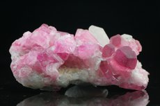 Pinkfarbige Turmalin Kristalle in Matrix