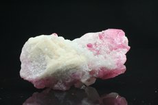 Pinkfarbige Turmalin Kristalle in Matrix