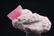 Pinkfarbiger Rubellit auf Feldspat