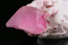 Pinkfarbiger Rubellit auf Feldspat