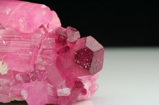 Pinkfarbiger Turmalin in Matrix