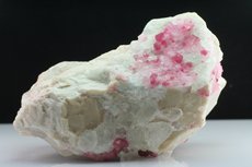 Pinkfarbige Turmaline Kristalle in Matrix