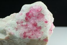 Pinkfarbige Turmaline Kristalle in Matrix