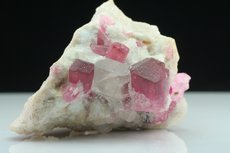 Pinkfarbige Turmaline Kristalle in Matrix