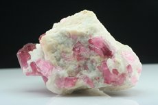 Pinkfarbige Turmaline Kristalle in Matrix