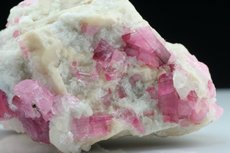 Pinkfarbige Turmaline Kristalle in Matrix