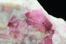 Pinkfarbige Turmaline Kristalle in Matrix