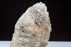 Großer schleifwürdiger Petalit Kristall
