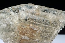 Großer schleifwürdiger Petalit Kristall