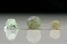 3 Vanadium Chrysoberyll Kristalle (leichter Farbwechsel)