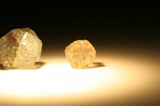 3 Vanadium Chrysoberyll Kristalle (leichter Farbwechsel)