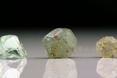 3 Vanadium Chrysoberyll Kristalle (leichter Farbwechsel)