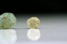 3 Vanadium Chrysoberyll Kristalle (leichter Farbwechsel)