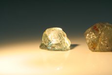 3 Vanadium Chrysoberyll Kristalle (leichter Farbwechsel)