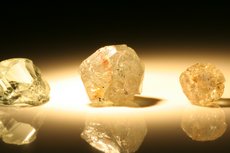 3 Vanadium Chrysoberyll Kristalle (leichter Farbwechsel)