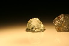 3 Vanadium Chrysoberyll Kristalle (leichter Farbwechsel)