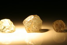 3 Vanadium Chrysoberyll Kristalle (leichter Farbwechsel)