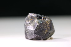 Serendibit Kristall mit Endfläche 