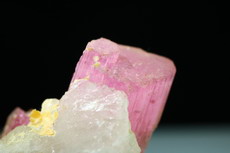 Cristal de Turmalina (Rubellita) en Matrix