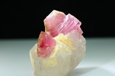 Pink Turmalin Kristall auf Quarz
