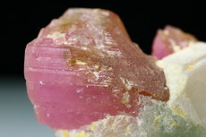 Cristal de Turmalina (Rubellita) en Matrix