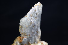 Großer Skapolith Kristall auf Mondstein 