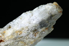 Großer Skapolith Kristall auf Mondstein 