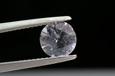 Rare faceted colorless Spinel